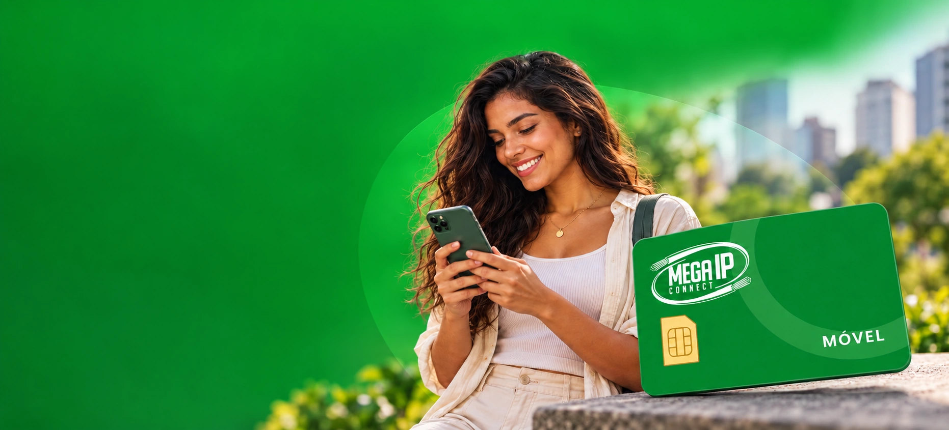 Mulher usando um celular ao ar livre, ao lado do cartão Mega IP Móvel.